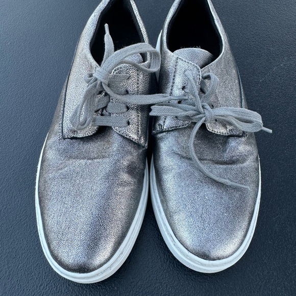 Eileen Fisher Prop Platform Sneaker Gold
Iridescent Metallic Sparkle Shoe 7.5 - Picture 2 of 8